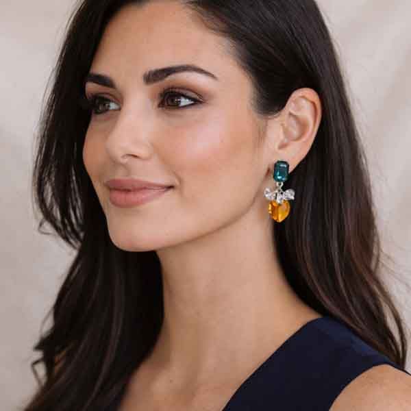 Pendientes corazón Swarovski Corazón Boreal en modelo morena con vestido azul