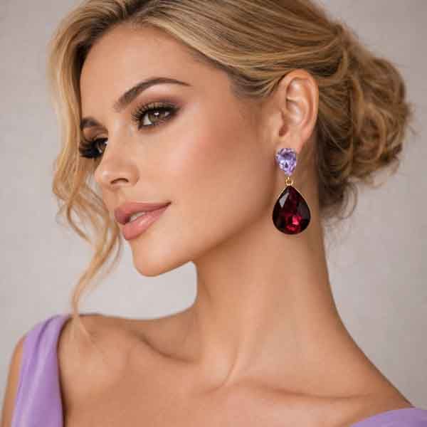 Modelo rubia con pendientes lágrima rojo granate y lila para evento