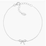 Pulsera lazo de plata con circonitas blancas sobre fondo blanco