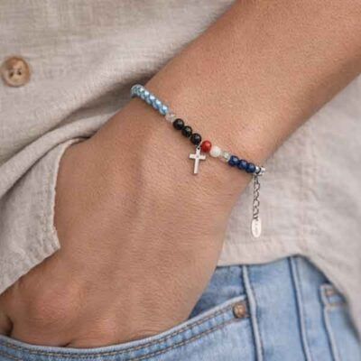 Pulsera Vida de Jesús con perlas multicolor y cruz en plata de ley llevada por modelo