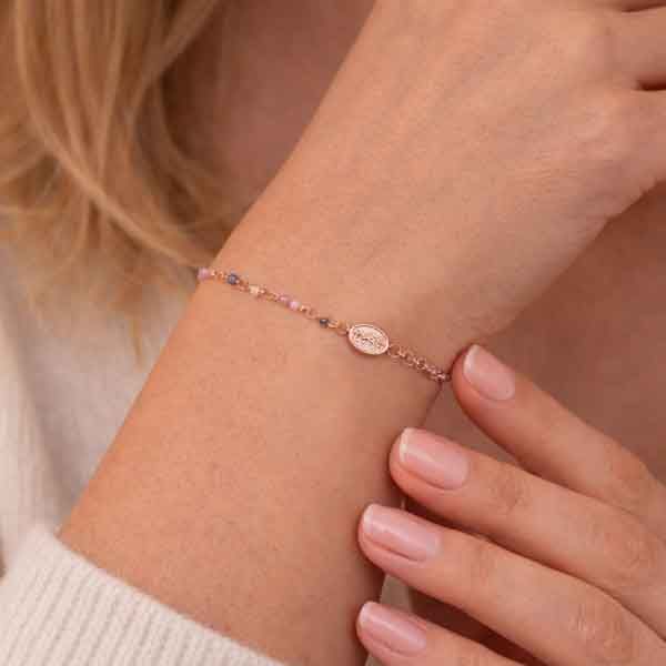 Pulsera rosario de plata bañada en oro rosa con cristales multicolores en la muñeca