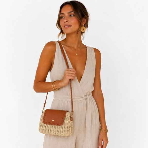 Modelo con Bolso Capri de rafia beige y bandolera de cuero