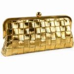 Clutch Siena dorado elegante con acabado metalizado trenzado