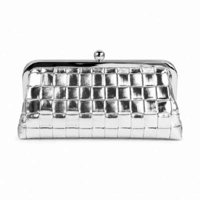 Clutch Siena plata elegante con acabado metalizado trenzado
