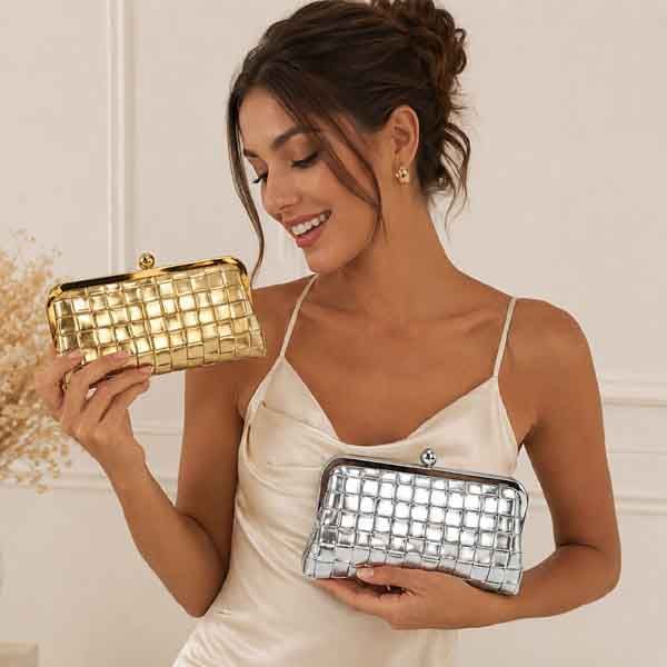 Modelo elegante sosteniendo los clutch Siena dorado y plata