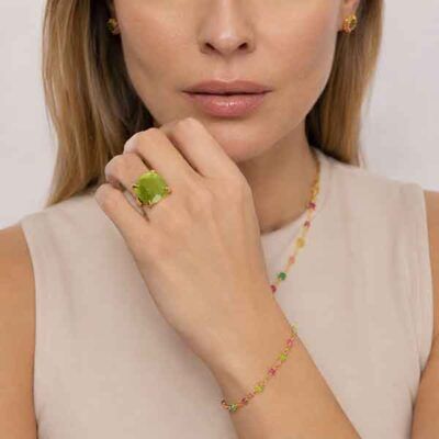 Modelo luciendo el Anillo Timbur Verde de Luxenter con piedra ojo de gato verde