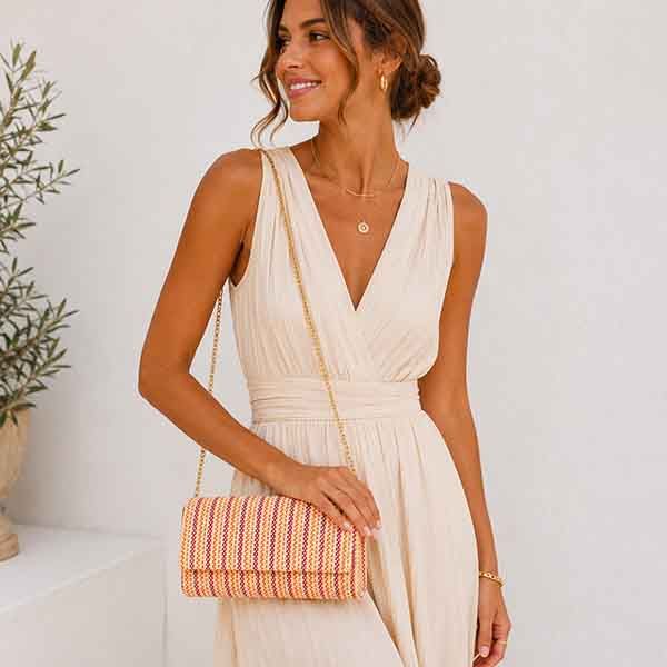 Modelo con bolso clutch Capri Apricot multicolor y cadena dorada