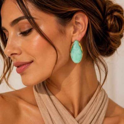 Modelo luciendo pendientes Valentina verde agua de acero y resina