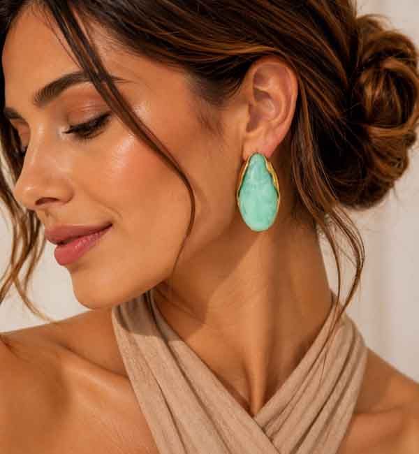 Modelo luciendo pendientes Valentina verde agua de acero y resina