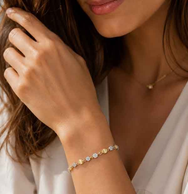 Modelo luciendo pulsera Lisdra de Luxenter en plata y oro con circonitas