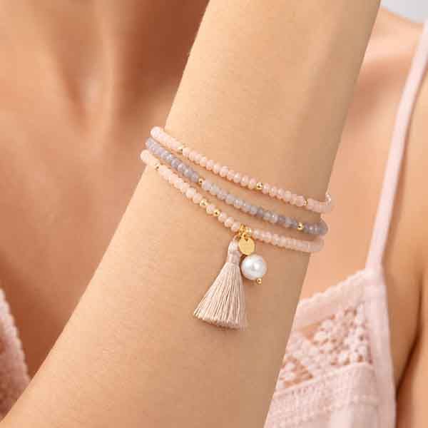 Pulsera Nydin de Luxenter en tonos rosa y gris sobre modelo