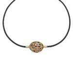 Collar Milkio de Luxenter con circonitas multicolor y cordón negro