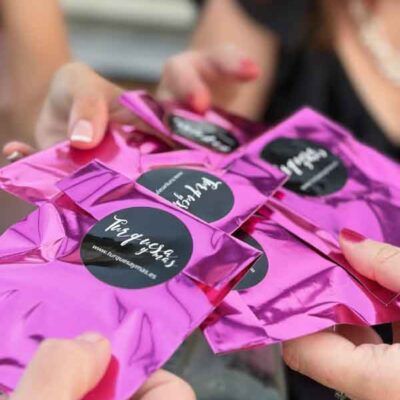 Entrega de pulseras personalizadas con historia en su presentación especial, creadas artesanalmente por Turquesa y Más para celebrar un momento inolvidable.