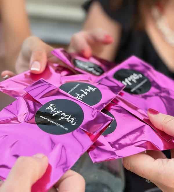 Entrega de pulseras personalizadas con historia en su presentación especial, creadas artesanalmente por Turquesa y Más para celebrar un momento inolvidable.