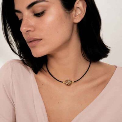 Modelo luciendo el Collar Milkio de Luxenter con circonitas multicolor y cordón negro