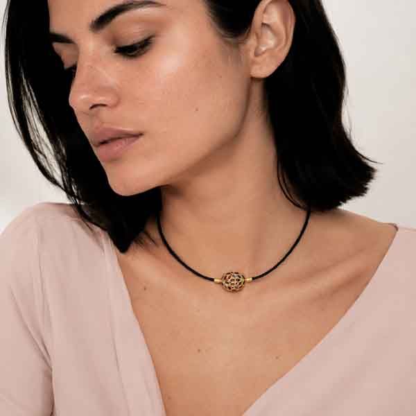 Modelo luciendo el Collar Milkio de Luxenter con circonitas multicolor y cordón negro