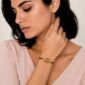 Modelo luciendo la Pulsera Milkio de Luxenter con circonitas multicolor y cordón negro
