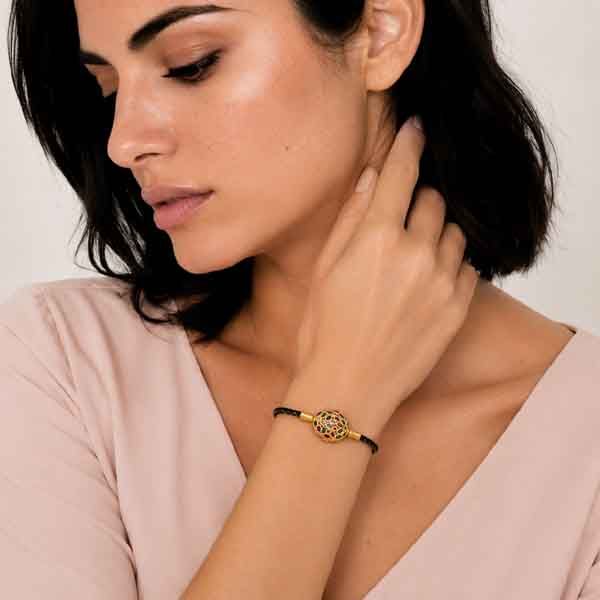 Modelo luciendo la Pulsera Milkio de Luxenter con circonitas multicolor y cordón negro