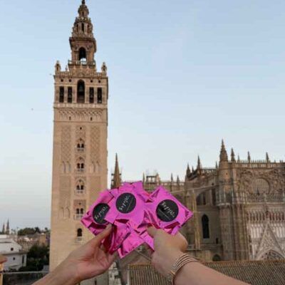 Pulseras personalizadas con historia preparadas por Turquesa y Más frente a la Giralda de Sevilla como recuerdo de un viaje entre amigas.