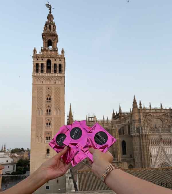 Pulseras personalizadas con historia preparadas por Turquesa y Más frente a la Giralda de Sevilla como recuerdo de un viaje entre amigas.