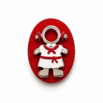 Broche Pamplonica artesanal pintado a mano sobre camafeo de plata vieja y fieltro rojo. Diseño exclusivo de Turquesa y Más inspirado en San Fermín.